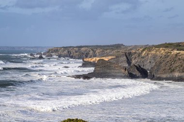 Praia De Ohexe Sahili, Portekiz Atlantik Okyanusu. Rota Vicentina 'yı gezdiriyorum. Balıkçı Patikası. Wild and Rugged Beaches 'ın kıyı şeridi. Uçurum Kenar Yollarını Dar
