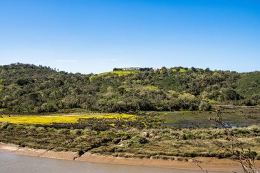 Troviscais 'den Mira Nehri' ne, Atlantik Okyanusu 'na akan Troviscais, Vicentine Coast Natural Park, Portekiz, Rota Vicentina Sahili. Balıkçı Patikası