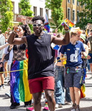 Münih, Almanya - 22 Haziran 2024: Münih 'teki geleneksel CSD geçidi, eşcinseller ve lezbiyenler için eşit hakları savunan siyasi bir gösteri ve renkli bir geçit töreni.