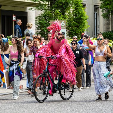 Münih, Almanya - 22 Haziran 2024: Münih 'teki geleneksel CSD geçidi, eşcinseller ve lezbiyenler için eşit hakları savunan siyasi bir gösteri ve renkli bir geçit töreni.