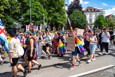 Münih, Almanya - 22 Haziran 2024: Münih 'teki geleneksel CSD geçidi, eşcinseller ve lezbiyenler için eşit hakları savunan siyasi bir gösteri ve renkli bir geçit töreni.