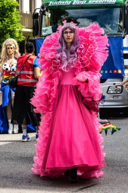 Münih, Almanya - 22 Haziran 2024: Münih 'teki geleneksel CSD geçidi, eşcinseller ve lezbiyenler için eşit hakları savunan siyasi bir gösteri ve renkli bir geçit töreni.