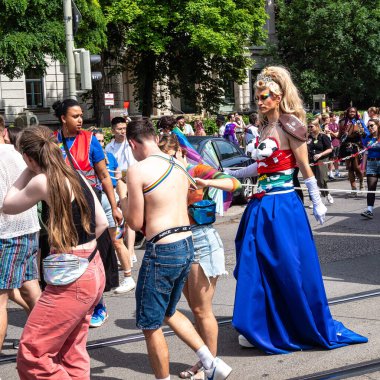 Münih, Almanya - 22 Haziran 2024: Münih 'teki geleneksel CSD geçidi, eşcinseller ve lezbiyenler için eşit hakları savunan siyasi bir gösteri ve renkli bir geçit töreni.