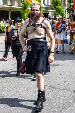 Münih, Almanya - 22 Haziran 2024: Münih 'teki geleneksel CSD geçidi, eşcinseller ve lezbiyenler için eşit hakları savunan siyasi bir gösteri ve renkli bir geçit töreni.