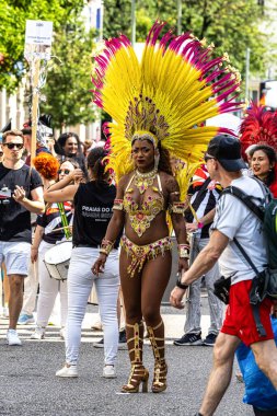 Münih, Almanya - 22 Haziran 2024: Münih 'teki geleneksel CSD geçidi, eşcinseller ve lezbiyenler için eşit hakları savunan siyasi bir gösteri ve renkli bir geçit töreni.