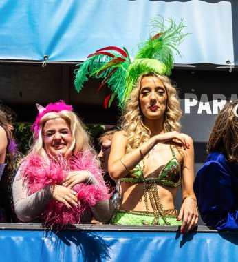 Münih, Almanya - 22 Haziran 2024: Münih 'teki geleneksel CSD geçidi, eşcinseller ve lezbiyenler için eşit hakları savunan siyasi bir gösteri ve renkli bir geçit töreni.