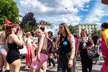 Münih, Almanya - 22 Haziran 2024: Münih 'teki geleneksel CSD geçidi, eşcinseller ve lezbiyenler için eşit hakları savunan siyasi bir gösteri ve renkli bir geçit töreni.