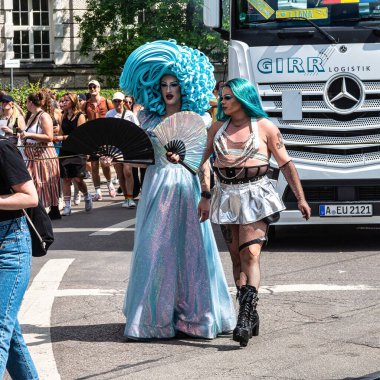 Münih, Almanya - 22 Haziran 2024: Münih 'teki geleneksel CSD geçidi, eşcinseller ve lezbiyenler için eşit hakları savunan siyasi bir gösteri ve renkli bir geçit töreni.