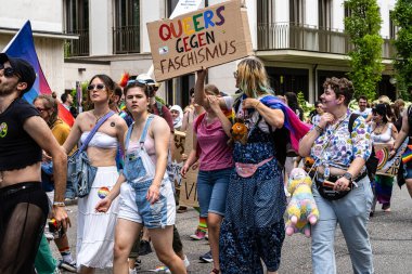 Münih, Almanya - 22 Haziran 2024: Münih 'teki geleneksel CSD geçidi, eşcinseller ve lezbiyenler için eşit hakları savunan siyasi bir gösteri ve renkli bir geçit töreni.