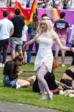 Münih, Almanya - 22 Haziran 2024: Münih 'teki geleneksel CSD geçidi, eşcinseller ve lezbiyenler için eşit hakları savunan siyasi bir gösteri ve renkli bir geçit töreni.