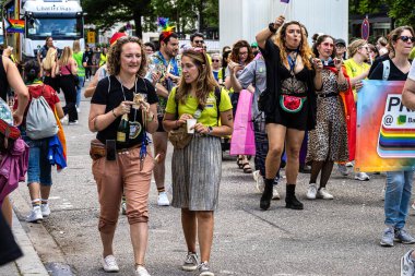 Münih, Almanya - 22 Haziran 2024: Münih 'teki geleneksel CSD geçidi, eşcinseller ve lezbiyenler için eşit hakları savunan siyasi bir gösteri ve renkli bir geçit töreni.