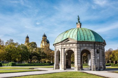 Dianatempel ile Münih 'te Hofgarten Park' ın sonbahar manzarası. Diana Pavyonu ve Münih ve Odeonsplatz 'ın bitişiğindeki Hofgarten arazisi..
