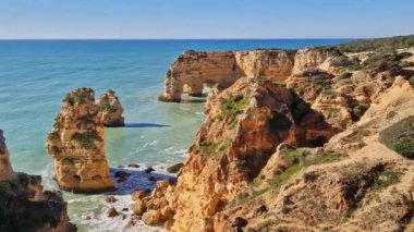 Praia da Marinha Sahili, Yedi Asılı Vadi Yolu 'ndaki kayalıkların ve kayalıkların arasında Percurso dos Sete Vales Suspensos. Algarve, Portekiz