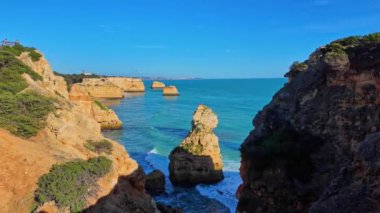 Praia da Marinha Sahili, Yedi Asılı Vadi Yolu 'ndaki kayalıkların ve kayalıkların arasında Percurso dos Sete Vales Suspensos. Algarve, Portekiz