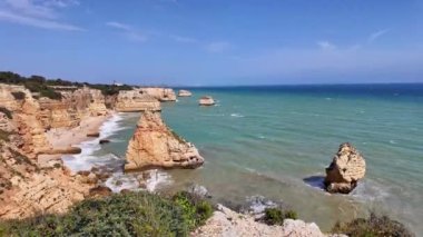 Praia da Marinha Sahili, Yedi Asılı Vadi Yolu 'ndaki kayalıkların ve kayalıkların arasında Percurso dos Sete Vales Suspensos. Algarve, Portekiz