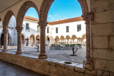 Portekiz 'deki Setubal' li İsa Manastırı 'nın içinde. Eski İsa Manastırı Kilisesi. Portekiz 'deki ilk Manueline tarzı bina.