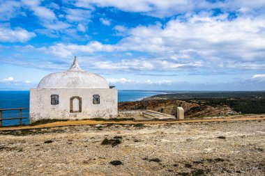 Uzak Ermida da Memoria, Nossa Senhora do Cabo Sığınağı 'nın Anı Ermida Kilisesi, Espichel Burnu, Sesimbra, Portekiz' de bir uçurumun kenarına inşa edildi..