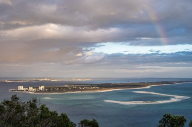 Portekiz 'deki Troia Yarımadası veya Troia Doğa Koruma Alanı Sado Estuary doğal parkının bir parçasıdır. Atlantik Okyanusu ve gök mavisi göl. Popüler turizm merkezleri, uzun kumlu plajları olan tatil beldeleri