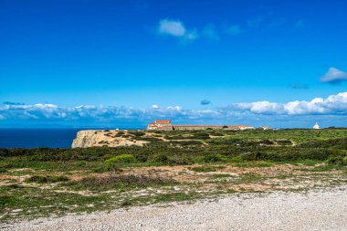 Portekiz 'in Sesimbra şehrinin batısında bulunan kilise de dahil olmak üzere Santuario de Nossa do Cabo Espichel tapınağı kompleksi.
