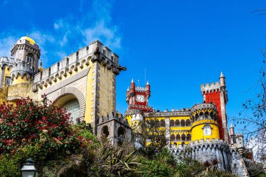 Portekiz 'in Sintra kentindeki UNESCO Dünya Mirasları Alanı, süslü Park ve Pena Ulusal Sarayı..