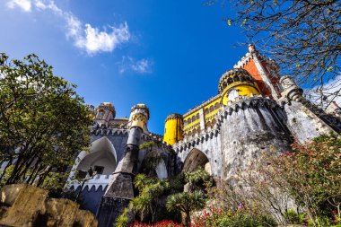 Portekiz 'in Sintra kentindeki UNESCO Dünya Mirasları Alanı, süslü Park ve Pena Ulusal Sarayı..