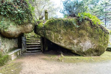 Portekiz 'deki Serra de Sintra Ulusal Parkı' nda terk edilmiş ve boş bir ortaçağ kongresi.