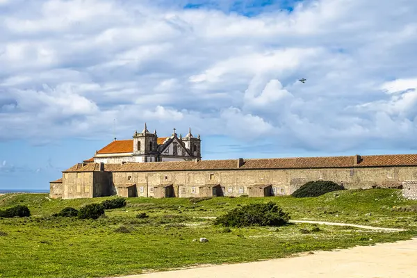 Portekiz 'in Sesimbra şehrinin batısında bulunan kilise de dahil olmak üzere Santuario de Nossa do Cabo Espichel tapınağı kompleksi.