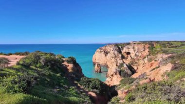 Ponta da Piedade, Portekiz 'in Algrave şehrinde bulunan ünlü mağaraları olan eşsiz bir kaya oluşumudur. Portekiz 'in bir numaralı cazibesi