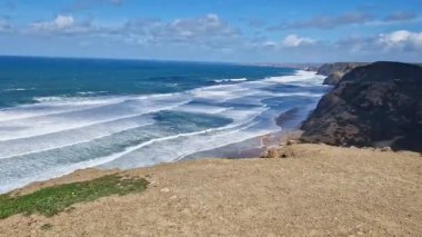 Praia da Cordoama plaj atlantik okyanusu Vila do Bispo, Sagres, Algarve, Portekiz Avrupa 'ya düşen kayalık kayalık kıyı dalgalarının manzarası