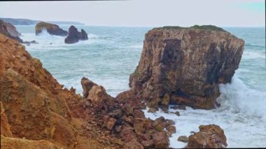 Okyanus manzarası ve mavi gökyüzü, Aljezur 'da Pontal da Carrapateira, Portekiz' de Algarve.