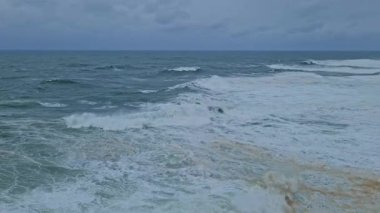 Praia do Norte 'deki deniz fenerinin yanında büyük dalgalar, Portekiz' deki Nazare