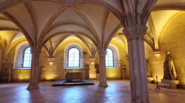 Portekiz, Alcobaca 'daki Alcobaca Manastırı, Mosteiro de Santa Maria de Alcobaca' da bölüm evi. Bir Ortaçağ Katolik Manastırı