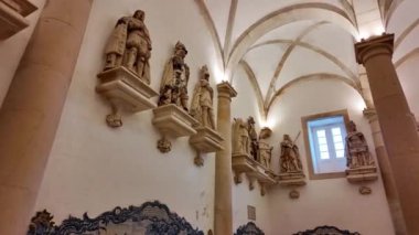 Alcobaca Manastırı 'ndaki Krallar Salonu, Alcobaca, Portekiz' deki Mosteiro de Santa Maria de Alcobaca. Portekiz krallarının heykellerinin olduğu büyük gotik bir oda.