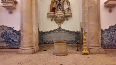 Alcobaca Manastırı 'ndaki Krallar Salonu, Alcobaca, Portekiz' deki Mosteiro de Santa Maria de Alcobaca. Portekiz krallarının heykellerinin olduğu büyük gotik bir oda.