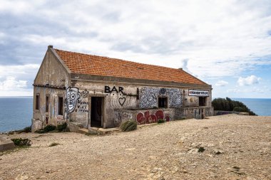 Cabo Espichel, Portekiz - Mar 01, 2024: Portekiz 'in Setubal İlçesi' nde Cabo Espichel burnu üzerinde duvarları ve zemini kaplayan terk edilmiş bina. Eski gözlem noktası, şimdi Portekiz 'de kayıp bir yer.