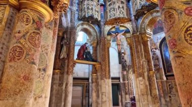 Charola of the Christ Manastırı 'nın iç manzarası, muhteşem Tapınak Şövalyeleri mimarisi, yuvarlak kilise sunağı, tablolar ve çok tuhaf süsler, Tomar Portekiz