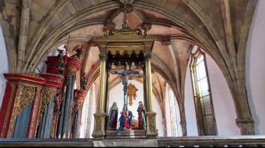 Portekiz, Coimbra 'daki Santa Cruz Manastırı. 1131 'de kurulan Portekiz' in ilk iki kralının mezarları Portekiz monarşisinin ilk günlerindeki en önemli mezarlardı..