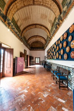 Sintra, Portekiz - Mar 04, 2024: Sintra Sarayı, Portekiz 'in Lizbon Bölgesi' ndeki Sintra kasabasında yer almaktadır. Portekiz 'deki en iyi korunmuş ortaçağ kraliyet konutudur..