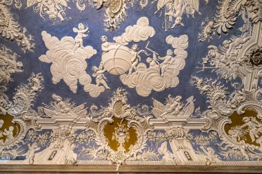 Sintra, Portekiz - Mar 04, 2024: Sintra Sarayı, Portekiz 'in Lizbon Bölgesi' ndeki Sintra kasabasında yer almaktadır. Portekiz 'deki en iyi korunmuş ortaçağ kraliyet konutudur..