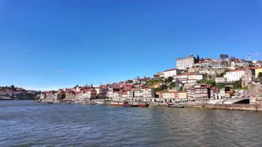 Porto, Portekiz 'de Douro nehrinin üzerinde Ponte Dom Luis köprüsü olan renkli bir manzara. Oporto, turistik Akdeniz kültür, mimari, şarap, spor ve gastronomi şehri.