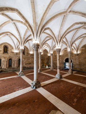 Alcobaca Manastırı 'nın yemek odası, Mosteiro de Santa Maria de Alcobaca, Portekiz. Rahiplerin birlikte yemek yediği büyük gotik bir oda, manastırın içinde..