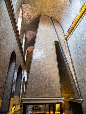 Alcobaca manastırının mutfağı, Mosteiro de Santa Maria de Alcobaca, Portekiz. Rahiplerin birlikte yemek pişirdiği büyük gotik bir oda. Manastırın içinde..