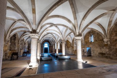 Alcobaca Manastırı 'nın keşiş salonu, Alcobaca, Portekiz' deki Mosteiro de Santa Maria de Alcobaca. Rahiplerin birlikte çalıştığı büyük gotik bir oda, manastırın içinde..