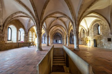 Alcobaca Manastırı, Alcobaca, Portekiz 'deki Mosteiro de Santa Maria de Alcobaca yatakhanesi. Rahiplerin birlikte uyuduğu büyük gotik bir oda, manastırın içinde..