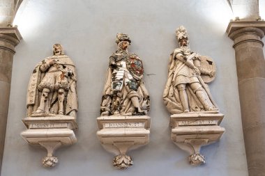 Alcobaca Manastırı 'ndaki Krallar Salonu, Alcobaca, Portekiz' deki Mosteiro de Santa Maria de Alcobaca. Portekiz krallarının heykellerinin olduğu büyük gotik bir oda.