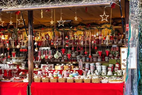 Avrupa 'da Münih, Bavyera, Almanya' da Neuhauser caddesinde Noel pazarı