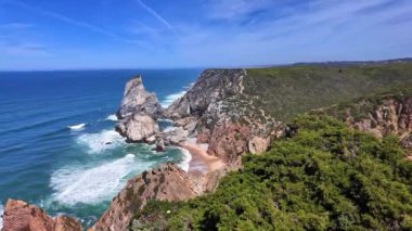 Praia Da Ursa 'nın Atlantik kıyısındaki Cabo Da Roca yakınlarındaki Ursa Sahili, Sintra, Portekiz