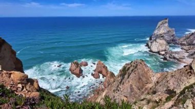 Praia Da Ursa 'nın Atlantik kıyısındaki Cabo Da Roca yakınlarındaki Ursa Sahili, Sintra, Portekiz