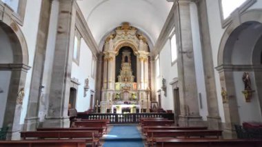 Portekiz 'deki Santuario de Nossa Senhora da Peneda kilisesinin içi Portekiz' in kuzeyindeki dağların derinliklerindeki vadide yer alan güzel eski bir kilise..