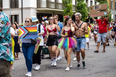 Münih, Almanya - 22 Haziran 2024: Münih 'teki geleneksel CSD geçidi, eşcinseller ve lezbiyenler için eşit hakları savunan siyasi bir gösteri ve renkli bir geçit töreni.